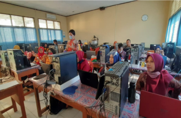 Tim Dosen Pendidikan Biologi FKIP Unila Gelar Pelatihan Pembuatan Media Bagi Guru-guru Biologi SMA Di Tulang Bawang Barat