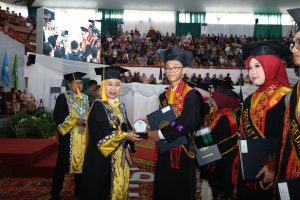 Yazid Muhamad Rizki Hanif Nurhalim S.Pd. sebagai Lulusan Terbaik Pertama Tingkat Universitas pada Wisuda Sarjana Universitas Lampung.